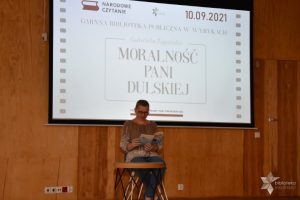 Uczestniczka wydarzenia czyta fragment utworu „Moralność pani Dulskiej ” podczas Narodowego Czytania.