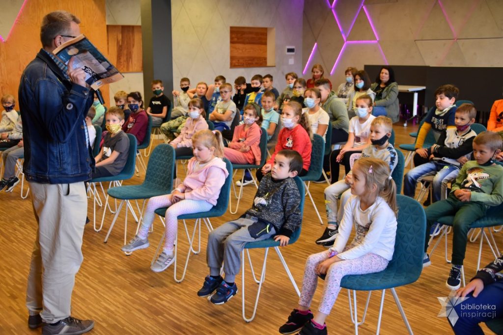 Pan Marcin Kozioł prowadzi spotkanie autorskie dla dzieci