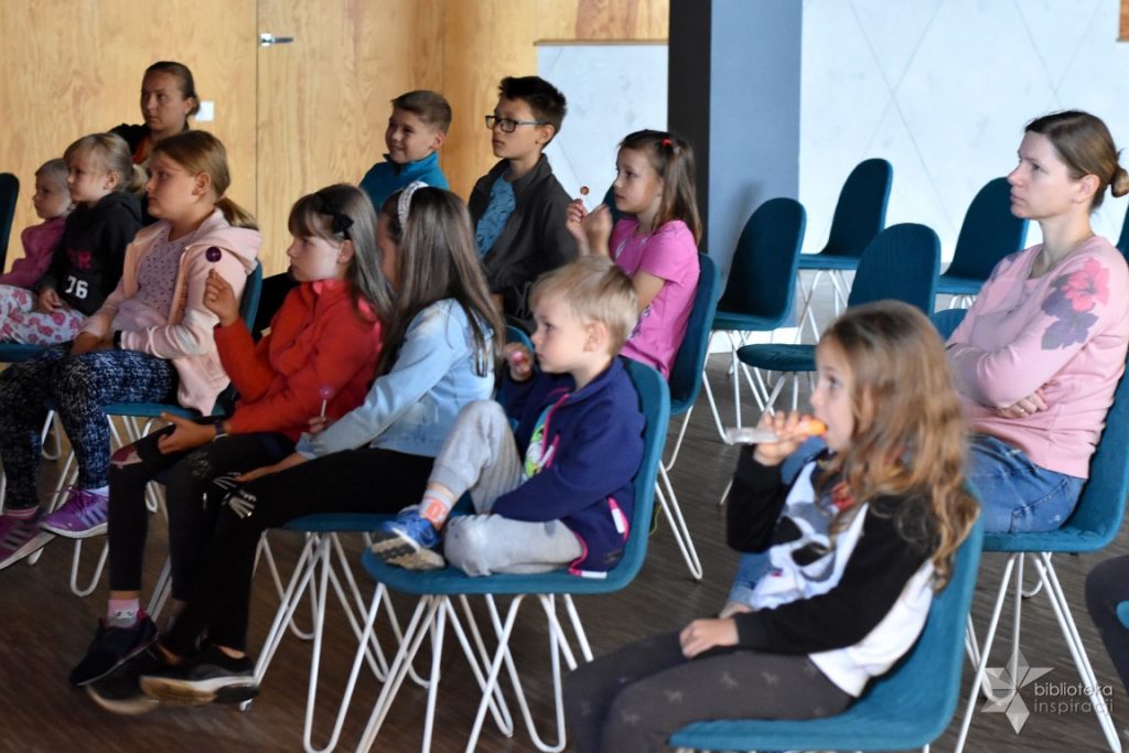 Uczestnicy kina letniego dla dzieci podczas Wakacji z Biblioteką 2021