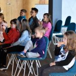 Uczestnicy kina letniego dla dzieci podczas Wakacji z Biblioteką 2021