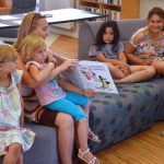Uczestnicy literackich warsztatów twórczych dla dzieci podczas Wakacji z Biblioteką 2021