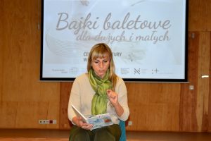 Pani Renata Jakimiuk czyta bajkę baletową „Coppelia”