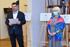 Wójt Gminy Wyryki Mirosław Torbicz oraz Dyrektor GBP Hanna Czelej stoją w przestrzeni biblioteki