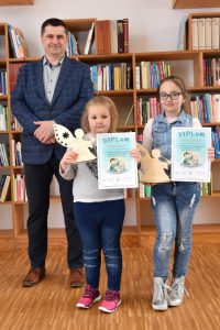 Laureaci konkursu I i II kategorii wiekowej stoją z Wójtem Gminy Wyryki Mirosławem Torbiczem w przestrzeni biblioteki trzymając dyplom oraz pamiątkową statuetkę