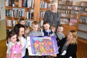 Dzieci, Panie z przedszkola oraz Dyrektor GBP w Wyrykach Hanna Czelej prezentują ułożone puzzle