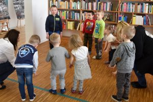 Dzieci wykonują w przestrzeni biblioteki taniec „Kaczuszki”