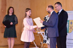 Uczestnik konkursu odbiera gratulacje i dyplom z rąk Pana Piotra Kazaneckiego