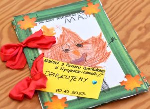 Książka „Przygody jesiennego liścia” wykonaną przez dzieci w przedszkolu - podarowana bibliotece za udział w spotkaniu