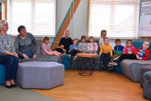 Dzieci wraz z wychowawczyniami oraz Hanną Czelej – Dyrektor GBP w Wyrykach siedzą na pufach w półokręgu