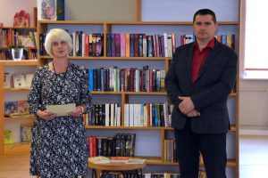 Dyrektor GBP Wyryki Hanna Czelej oraz Wójt Gminy Wyryki Mirosław Torbicz stoją obok siebie w przestrzeni biblioteki, w tle regały z książkami