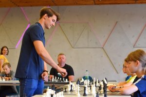 Antoni Kozak podczas symultany szachowej