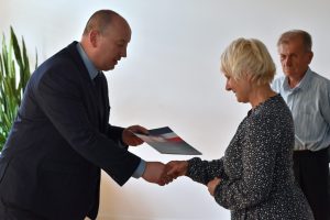 Wójt Gminy Wyryki przekazuje na ręce Pani Dyrektor Hanny Czelej list gratulacyjny
