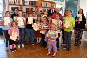 W przestrzeni biblioteki do zdjęcia pozują laureaci konkursu wraz z Wójtem Gminy Wyryki Bernardem Błaszczukiem i Dyrektor GBP Wyryki Hanną Czelej