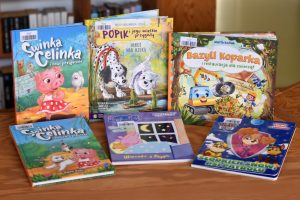 Jest to zdjęcie zrobione z góry, przedstawiające sześć książek dla dzieci o różnej wielkości i w twardych okładkach